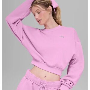 ALO Yoga Women's candy Heart Pink Cropped accolade Crewneck.